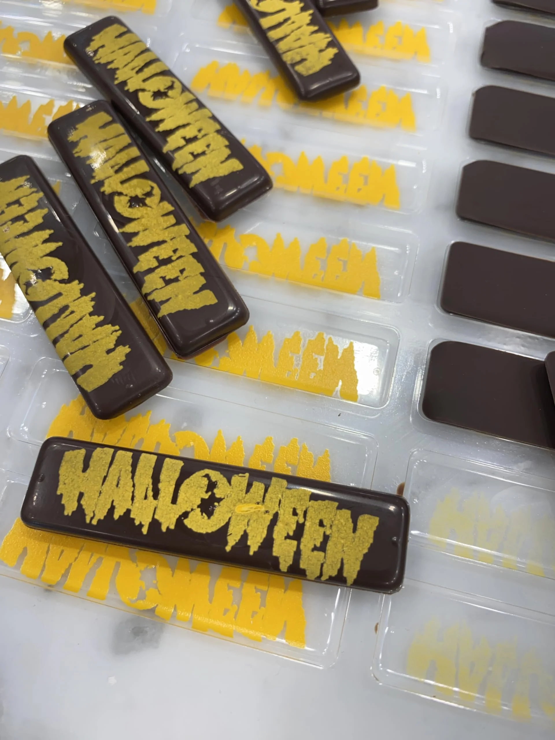 Fogli di Chocotransfer A4 (30 pcs) Lesepidado. Per la decorazione di prodotti alimentari. Fogli di acetato ricoperti di burro di cacao pronti da stampare mediante tecnologia ink-jet.